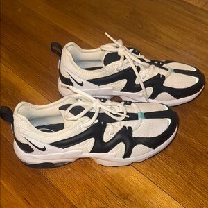 Nike White and Black Sneakers